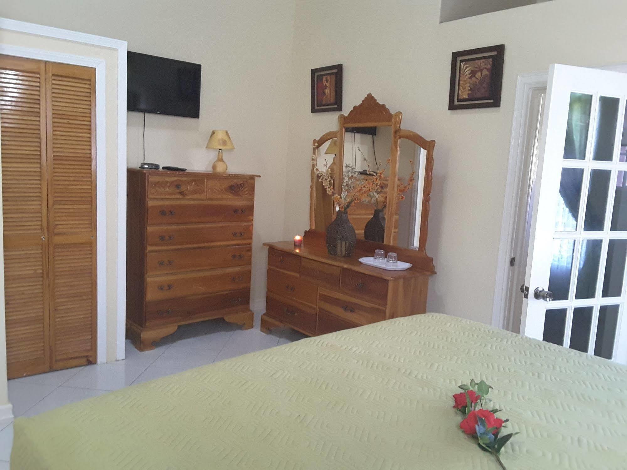 Cazwin Villas Teluk Montego Bagian luar foto